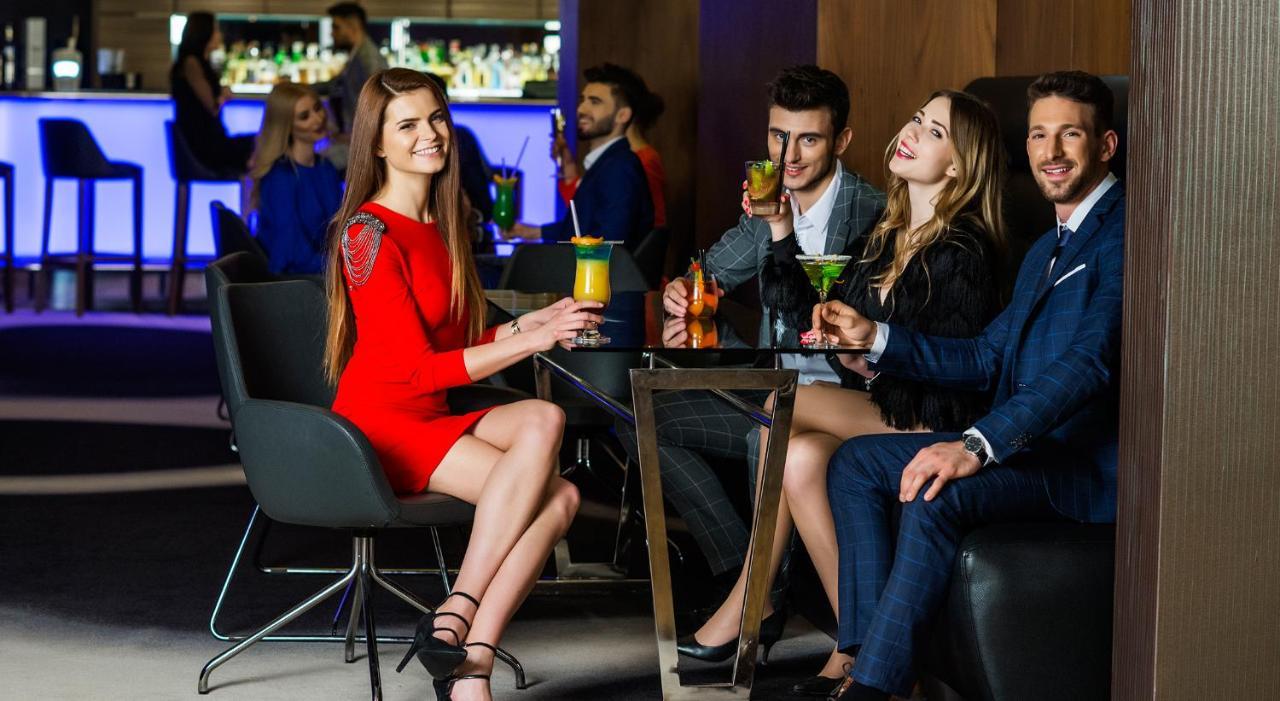 エアポート ホテル オケンチェ ワルシャワ エクステリア 写真 "Ladies night out"