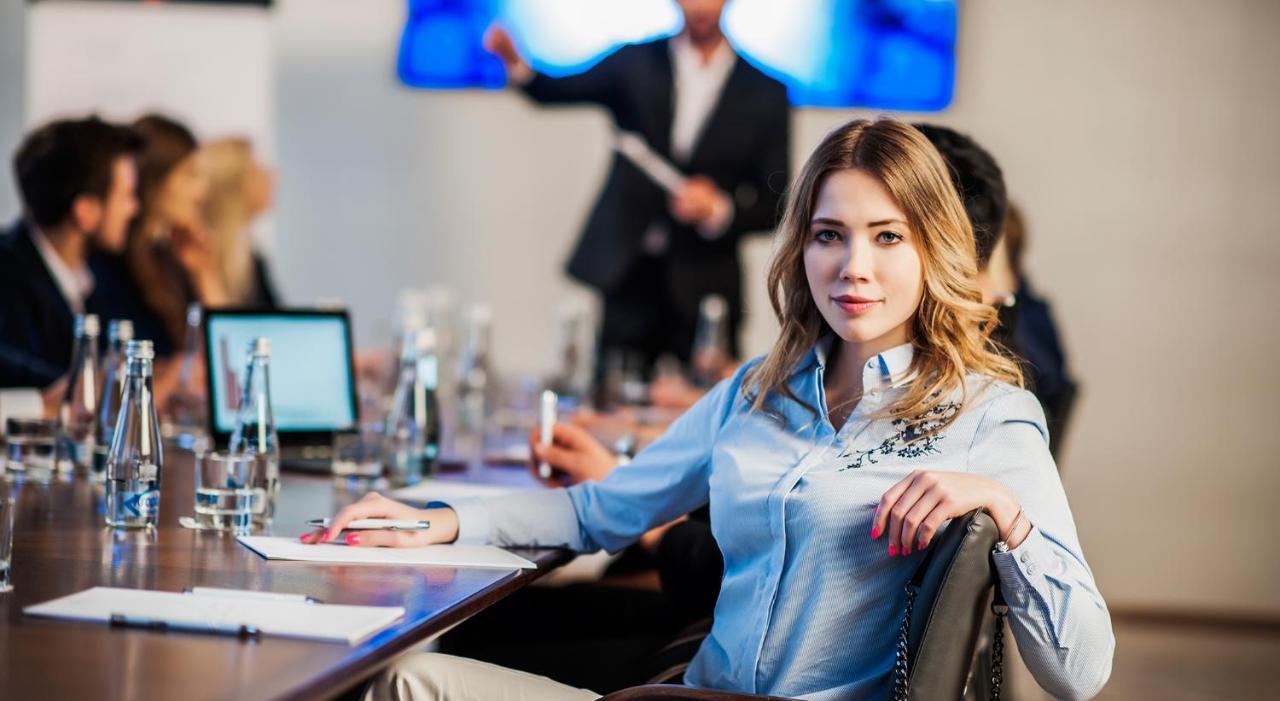 エアポート ホテル オケンチェ ワルシャワ エクステリア 写真 Businesswoman at a meeting